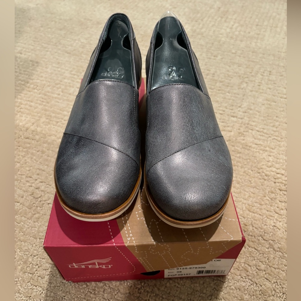 New in box Dansko size 38 (8), Julia Metallic Brush Off, Pewter color